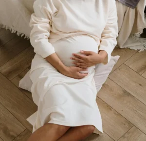 Julia siedzi na podłodze