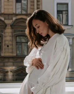 kobieta w ciąży patrząca na brzuch