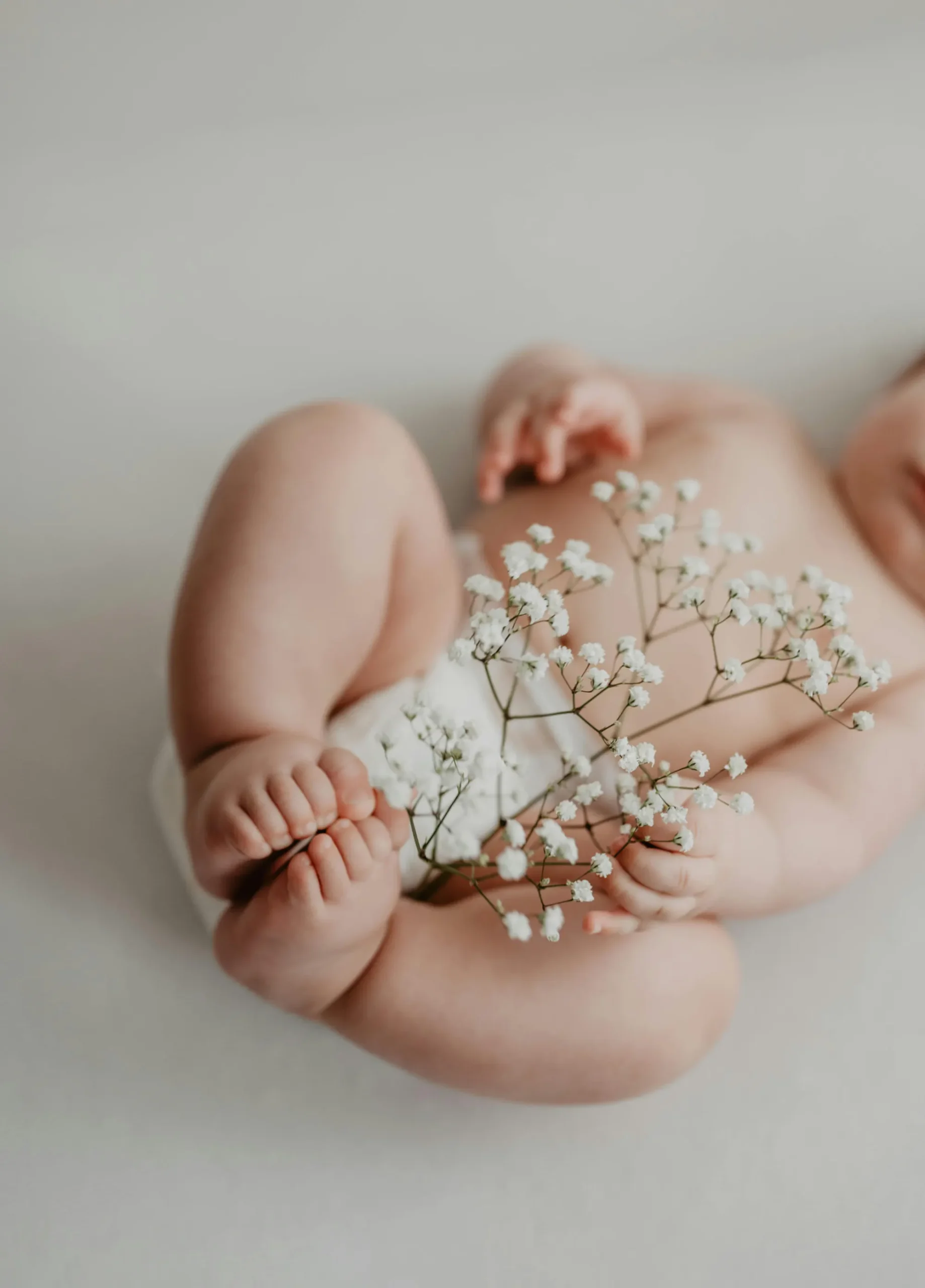 małe dziecko trzymające kwiatki