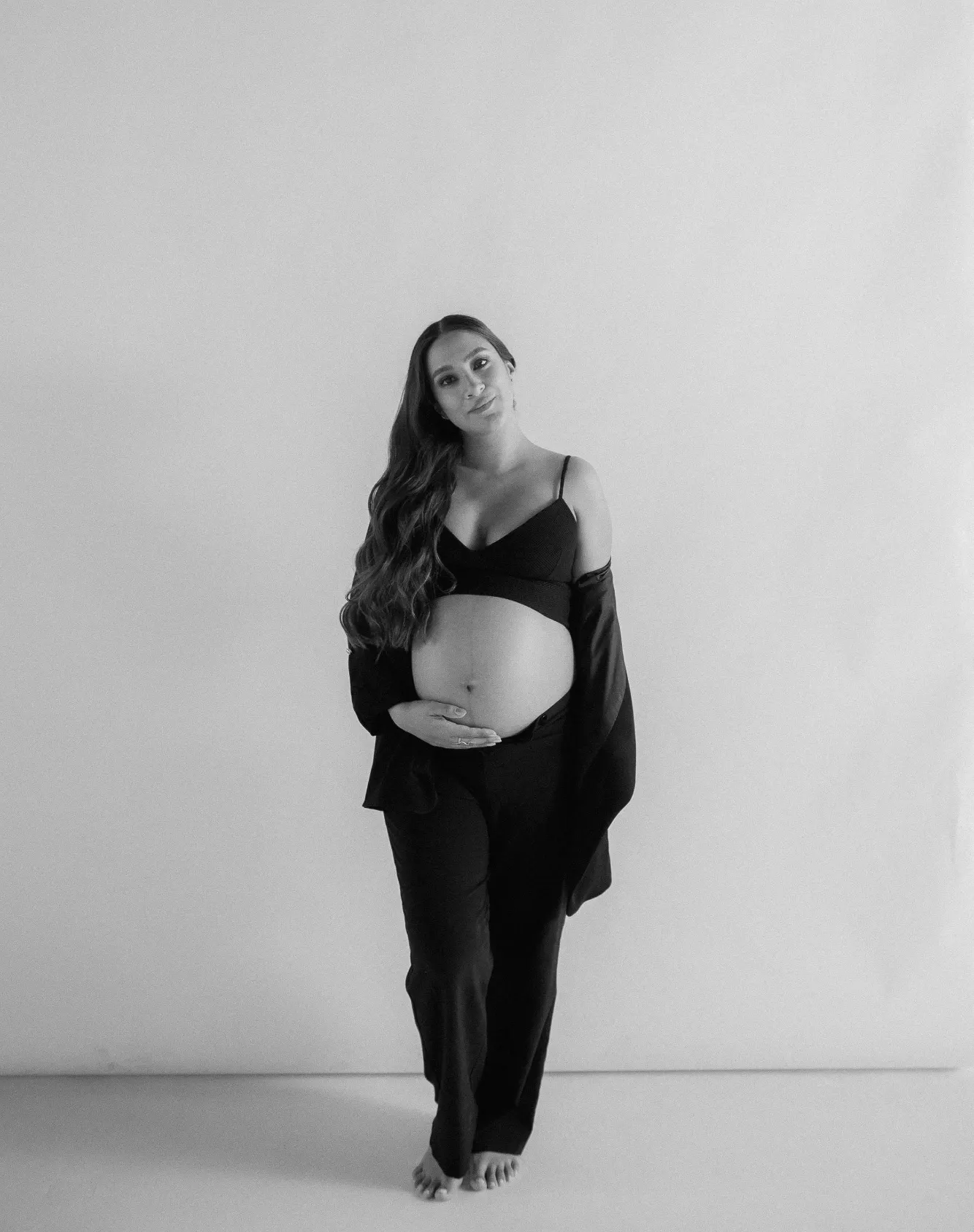 kobieta w ciąży ubrana w czarny strój